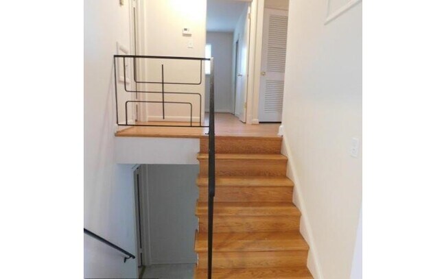 Foto del edificio - Great 4BR 3BA 4 level split minutes to NIH...