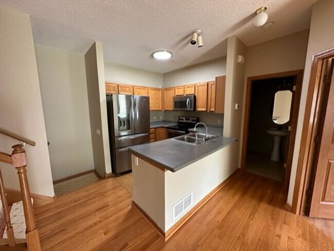 Foto del edificio - Hardwood Flrs*3Bed*2Bath townhome in Cotta...