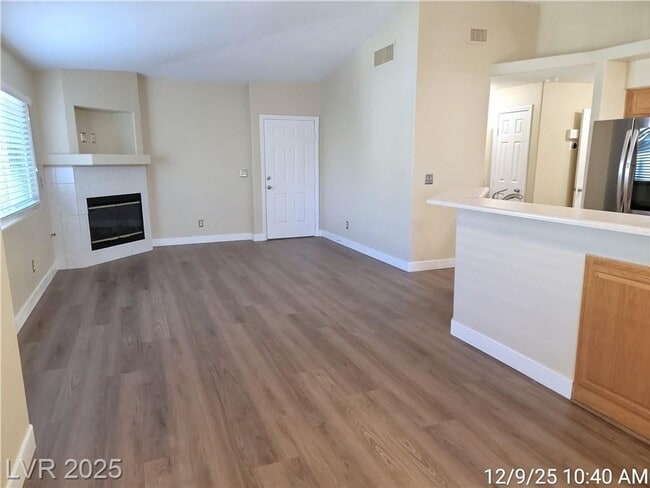 Building Photo - Bright Upstairs Condo with Vaulted Ceilings, Fireplace & Prime Location!