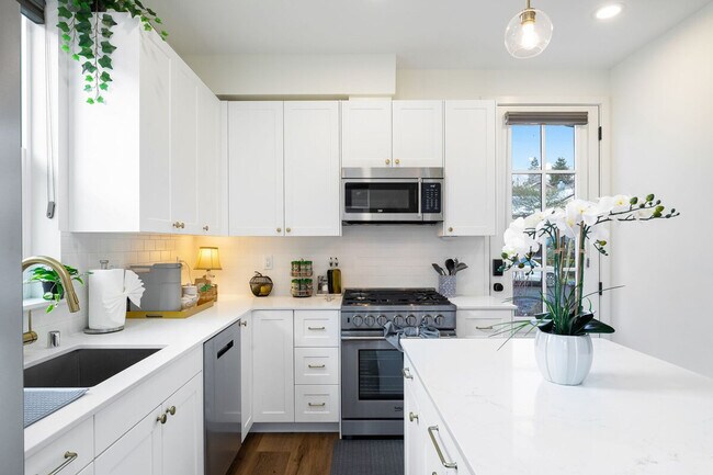 Foto del edificio - 4404 37th Ave SW