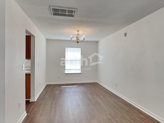 Foto del edificio - 505 Kingsman Ln