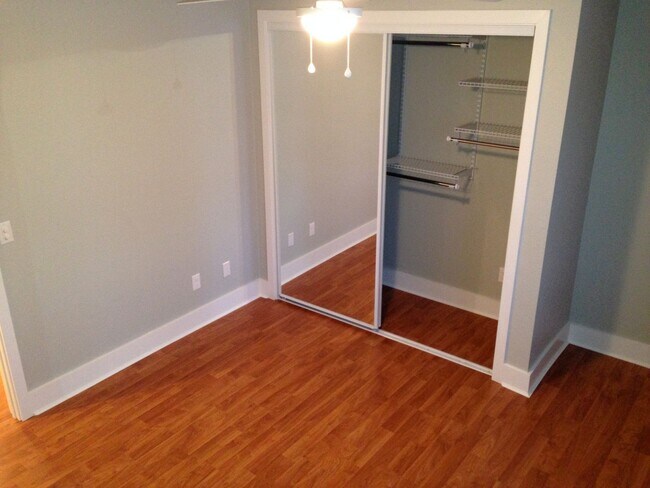Building Photo - Pet Friendly 3 Bedroom with Fenced Yard, G...