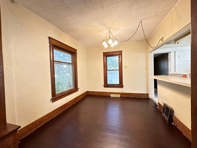 Building Photo - Large 2 bedroom house $750