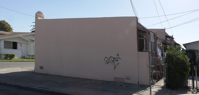 Foto del edificio - 5801-5815 Eastlawn St