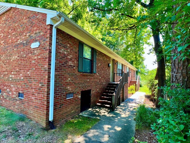 Foto del edificio - Three-Bedroom, Two Bathroom at Hill Street Duplex