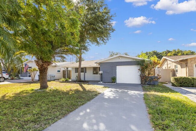 Foto del edificio - "Charming 3-Bed, 2-Bath Gem in St. Petersburg – 1200 Sq Ft of Cozy Living!"