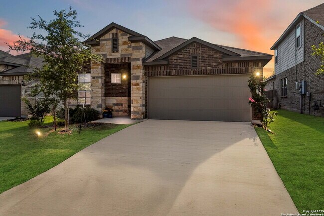 Foto del edificio - "Charming 3-Bedroom Home with 2 Full Baths and 1902 Sq Ft of Comfort in San Antonio!"