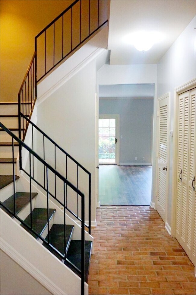 Foto del edificio - Spacious 2 bedroom, 2.5 bath townhome, Wes...