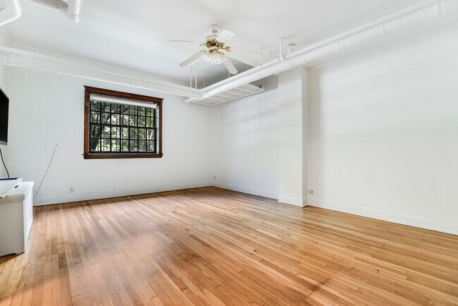 Foto del edificio - 2355 N Commonwealth Ave