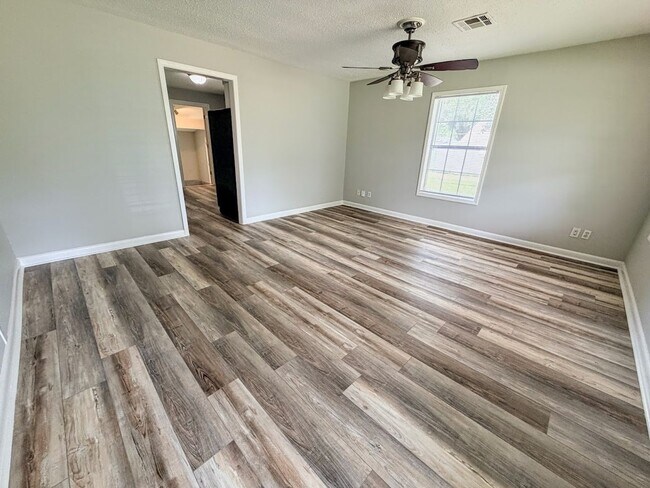 Foto del edificio - Updated 2 bedroom/1.5 bathroom home in Lake Charles with a large bonus room!