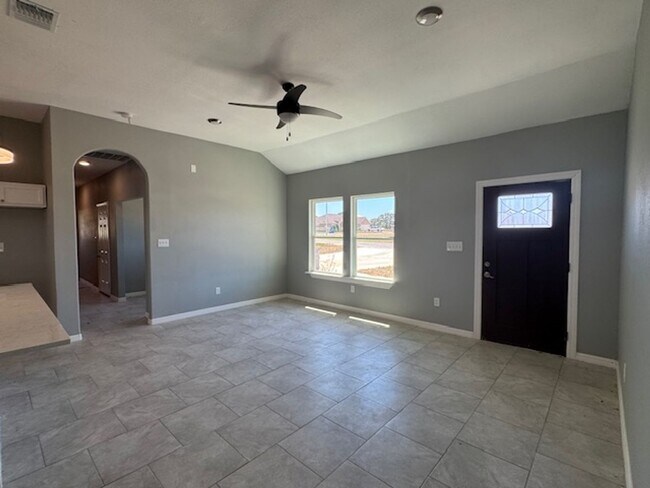 Foto del edificio - Super Nice Beautiful  3 bedroom 2 bath- In La Vernia with Over .43 acres