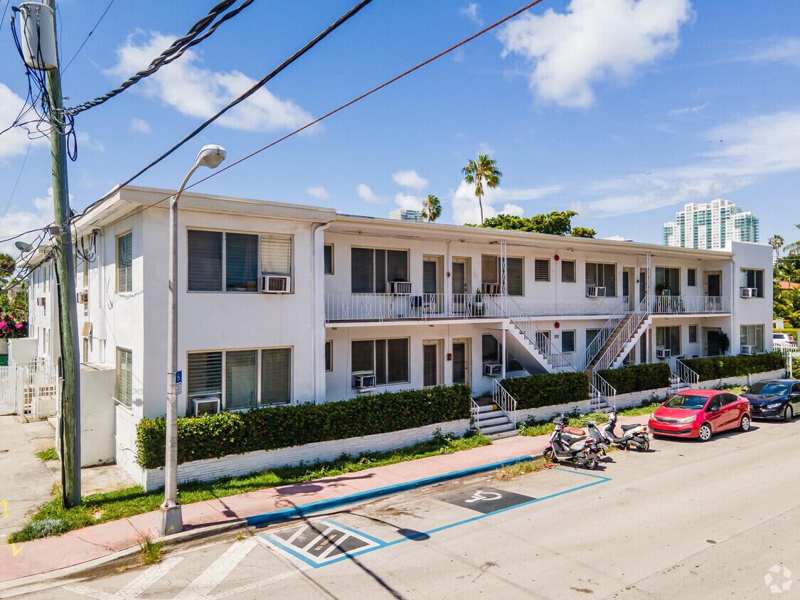 Building Photo - 830 9th St