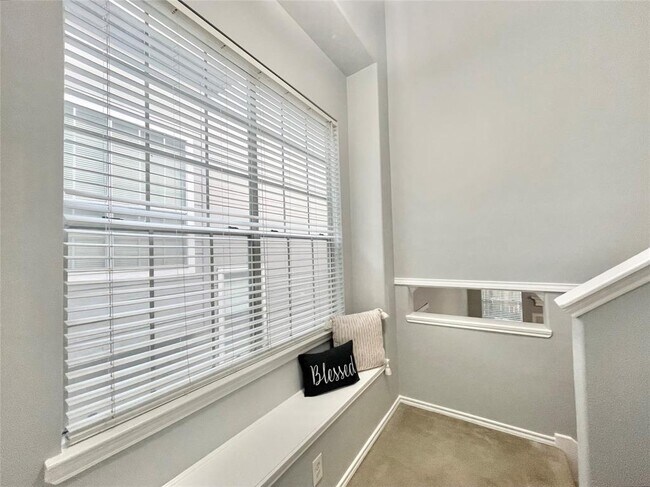 Foto del edificio - 46 Marble Rock Pl