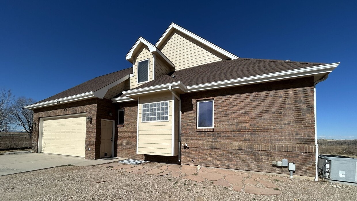 Room to Roam – Stunning Home on 2.4 Acres - Room to Roam – Stunning Home on 2.4 Acres