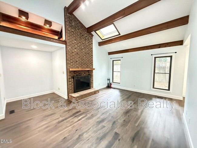 Foto del edificio - 103 Cameron Ct