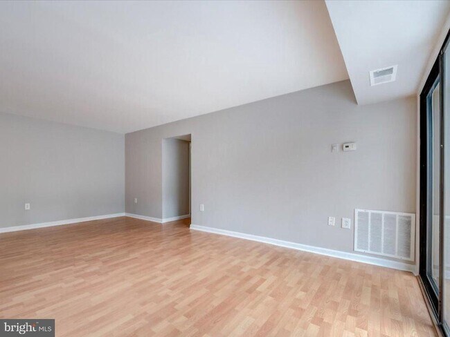 Foto del edificio - 2844 Dover Ln