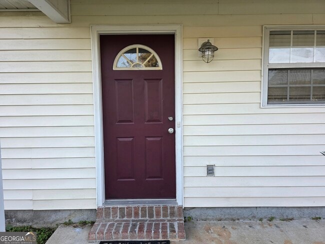 Building Photo - 585 Rushing St