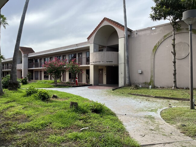 Foto del edificio - 8421 S Orange Blossom Trl