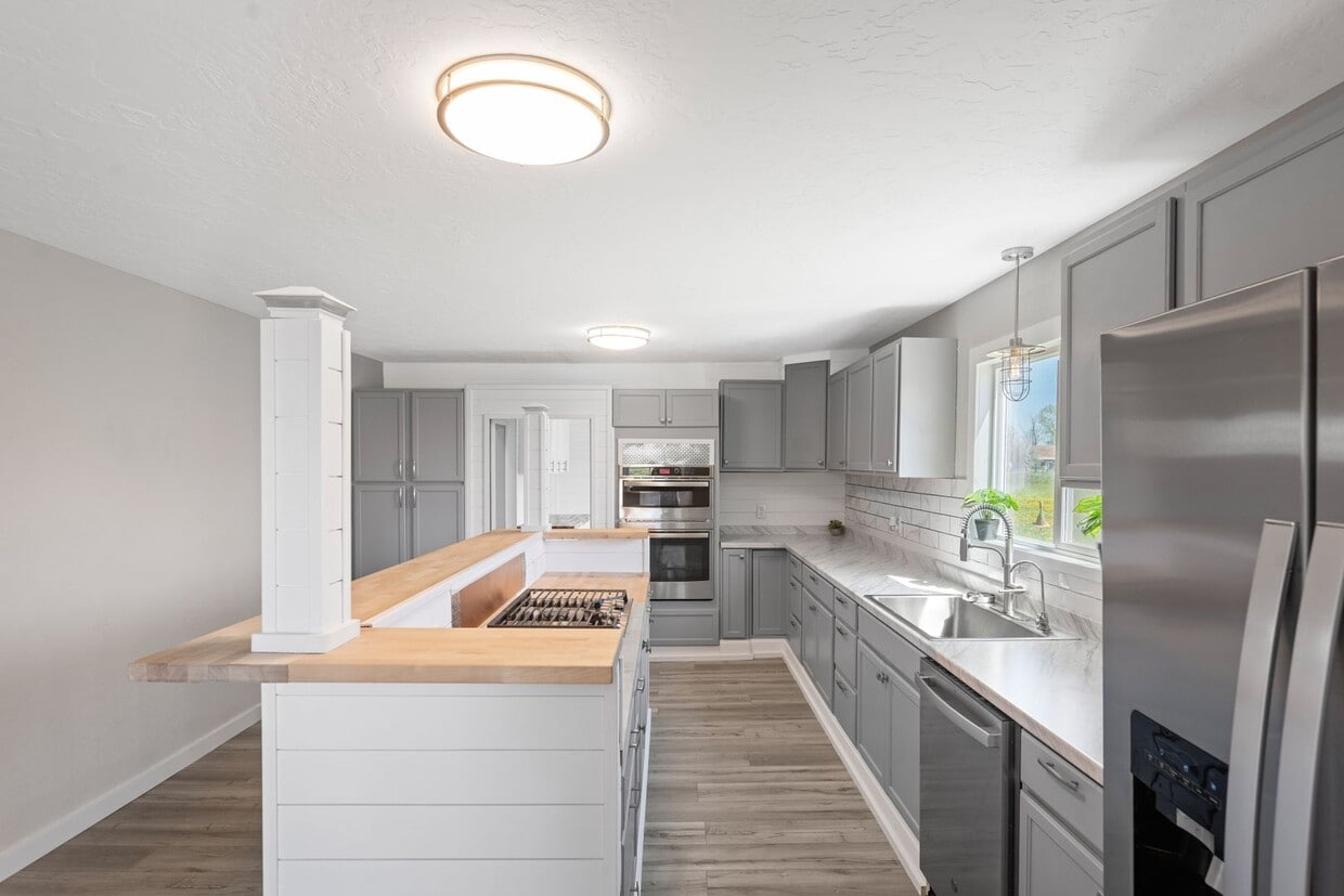 Primary Photo - 5 Bedroom Home with Land in Hardin, MT FOR...