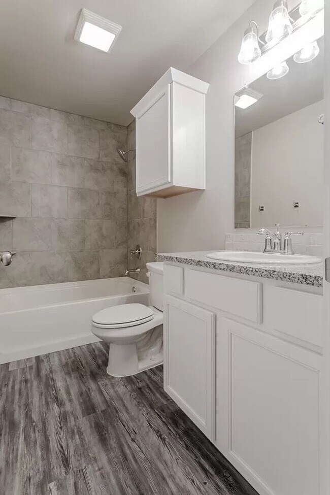 Foto del edificio - Gorgeous 3 Bedroom Home In Greenwood (Midl...