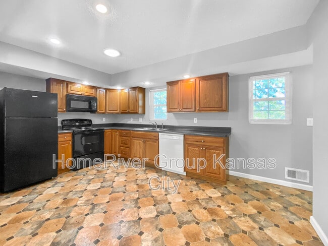 Building Photo - 3913 S Lynn St