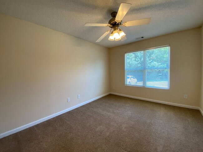 Foto del edificio - PRE-LEASING FOR JULY 10TH! HALF SECURITY D...