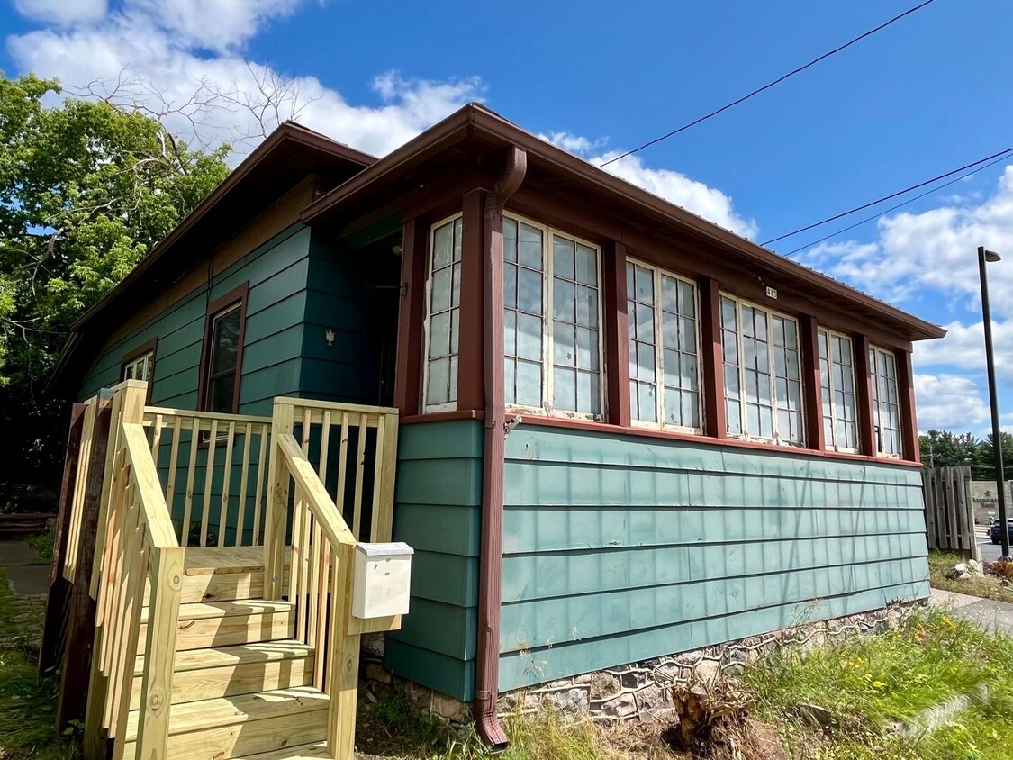 Primary Photo - 3 Bed 1 Bath Single Family Home in Rhinela...