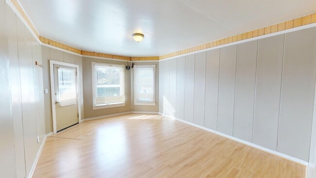 Building Photo - 506 5th St