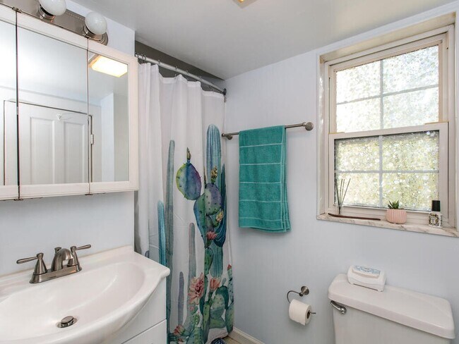 Building Photo - 253 Riverview Drive, Unit 1/2 1