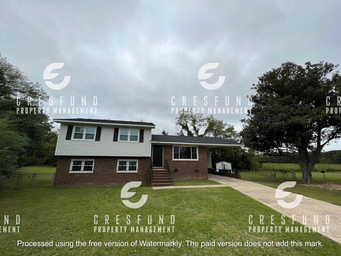 Foto principal - Great 3 Bed 2 Bath Tri Level with HUGE bac...