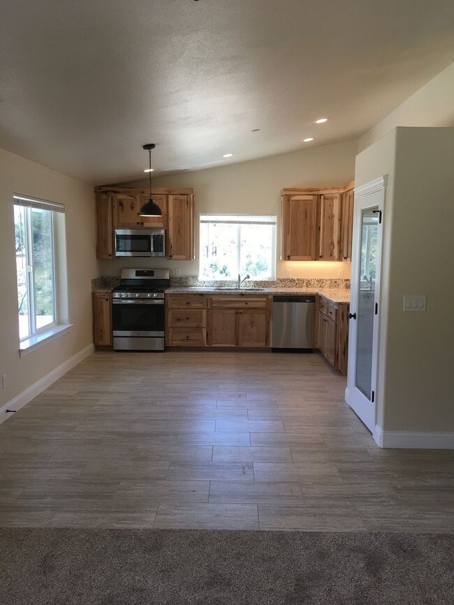 Building Photo - Country Living Home