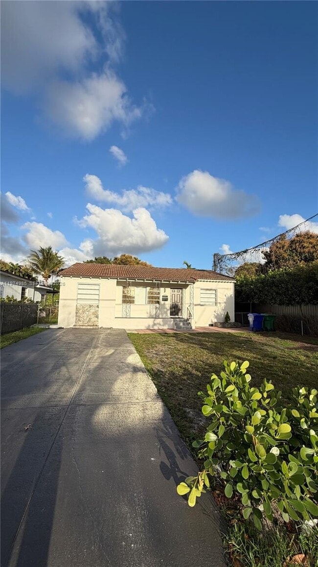 Building Photo - 345 SW 49th Ave