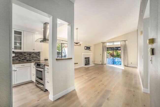 Building Photo - 2 Shamrock Lane - 3 bedroom | 2 bath | Sin...