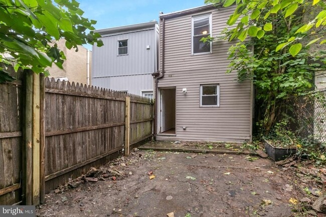 Building Photo - 2015 Dickinson St