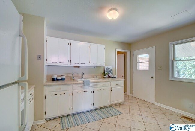 Foto del edificio - 2104 Medaris Rd NW