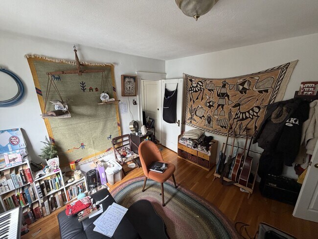 Building Photo - 4bed 2bath unit in Somerville