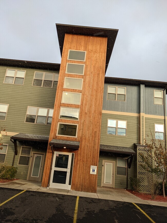 Building Photo - 102 Village Cir