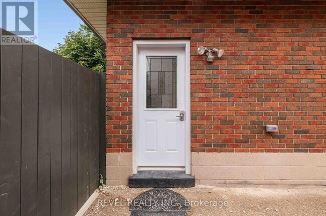 Building Photo - 215 Main St W