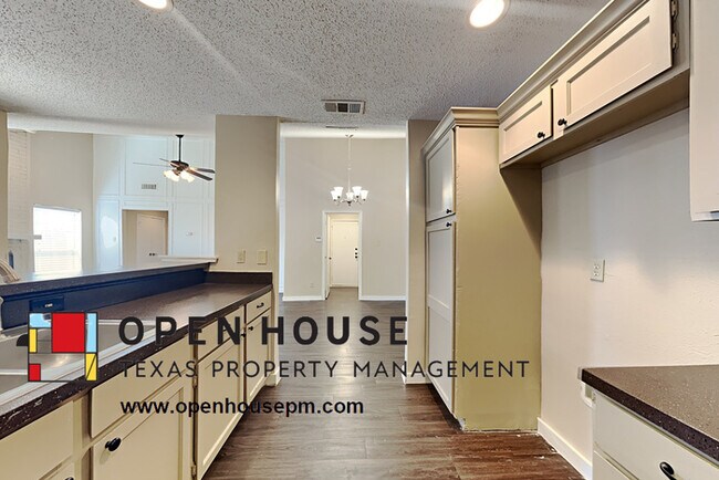 Building Photo - 2212 Heritage Cir Carrollton