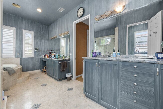 Foto del edificio - Expansive estate style home - 5 minute drive to SDSU!