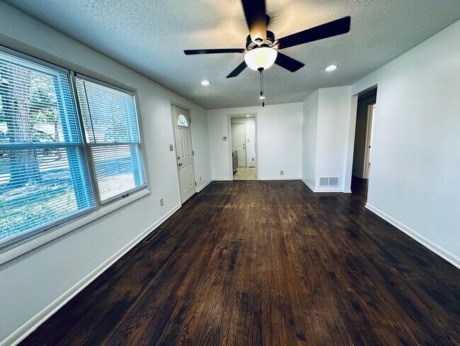 Foto del edificio - {8146} Charming Waldo Ranch + Hardwood Flo...