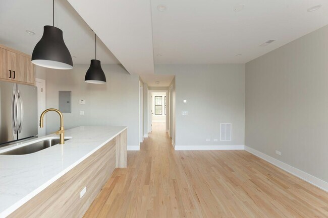Foto del edificio - 2457 W Logan Blvd