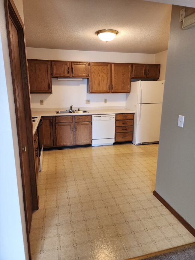 Building Photo - Large 2 Bedroom Apartment - Available Augu...