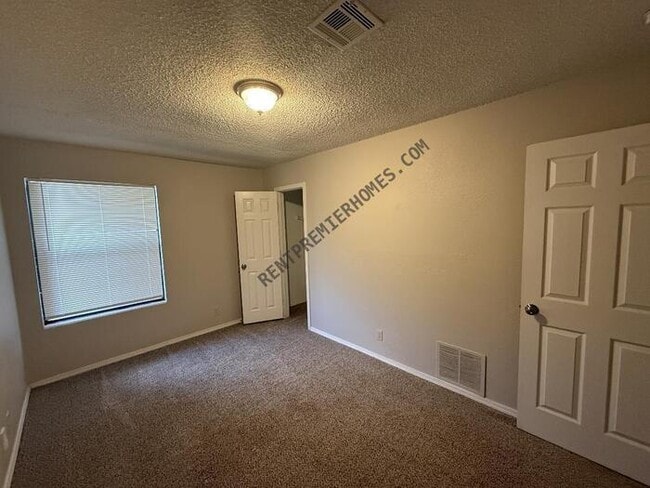 Building Photo - 1533 E 67th Pl