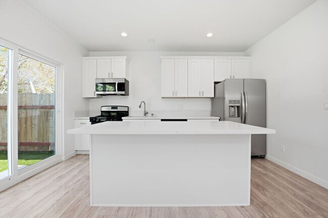 Building Photo - 6330 Mesita Dr