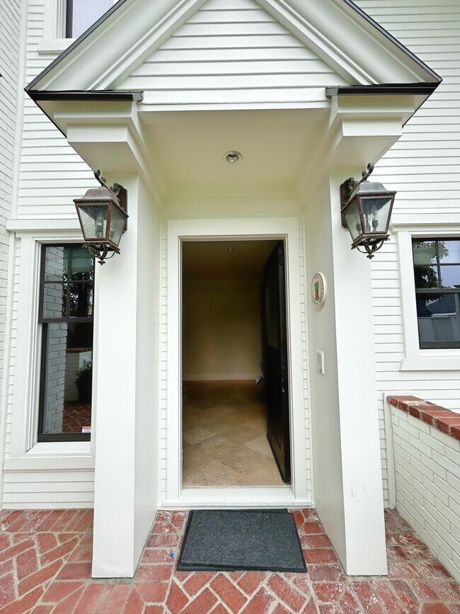 Building Photo - 1551 Miramar Dr