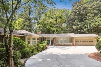 Building Photo - 572 Hillside Dr NW