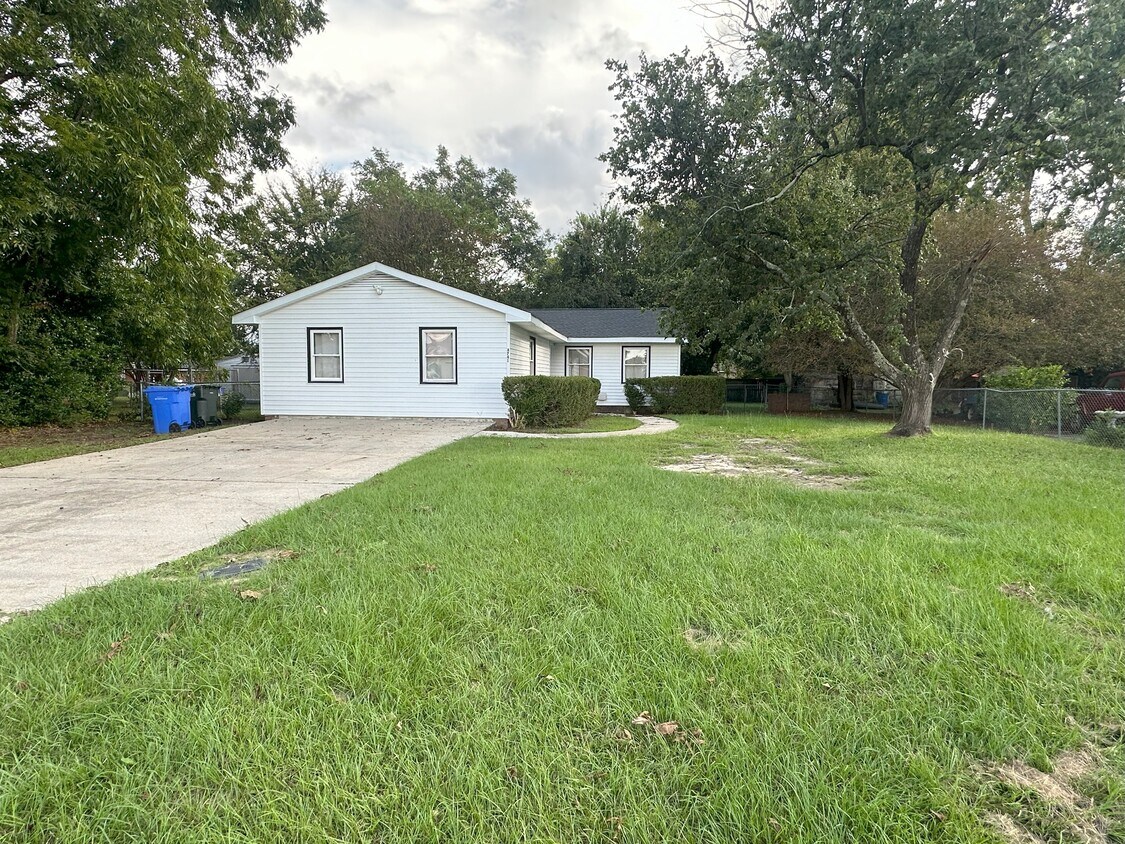 Primary Photo - 4741 Bent Pine Dr