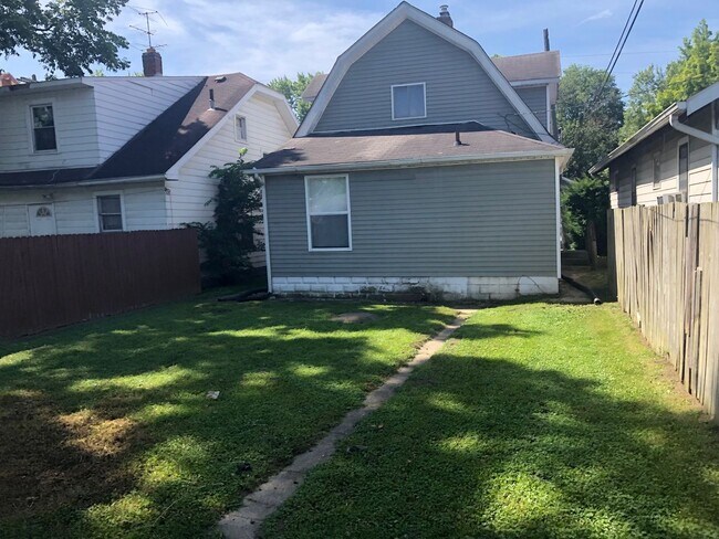 Building Photo - West Side 3 bedroom 2 bath
