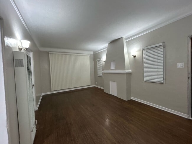 Building Photo - SPACIOUS 2 BEDROOM 1 BATH DOWNSTAIRS JUST BLOCKS FROM ALAMITOS AND JUNIPERO BEACH